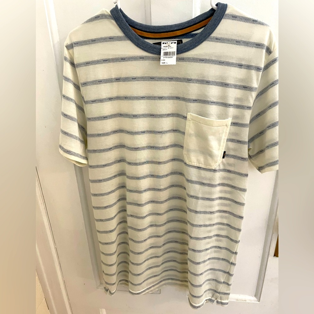 BNWT! Men’s Billabong tee with front pocket size L